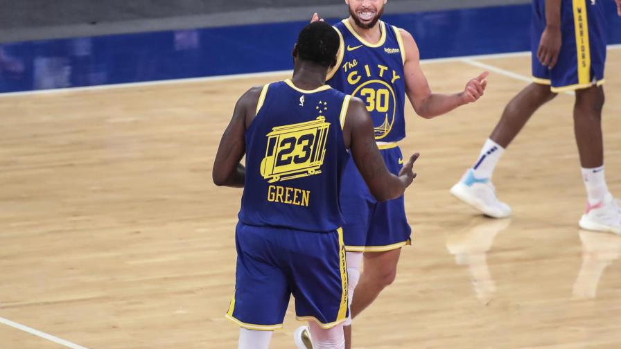 Warriors vencen a Knicks; el público vuelve a NY