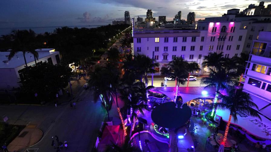 Votan a favor de cerrar bares más temprano en Miami Beach