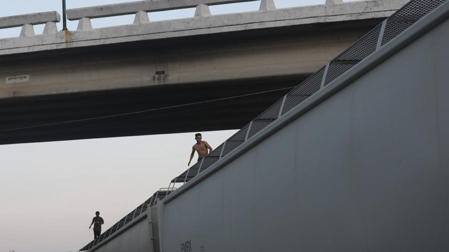 Mitad de trenes inspeccionados en México llevan migrantes