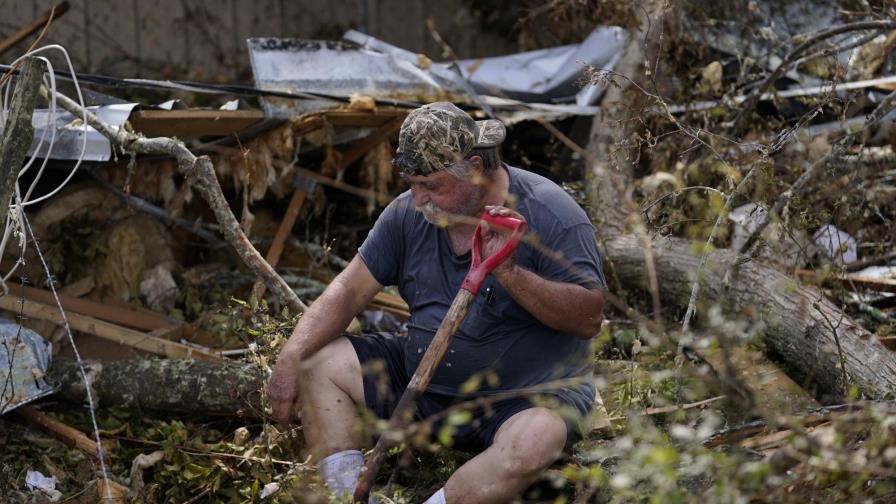 Residentes de Luisiana evalúan los daños del huracán Laura