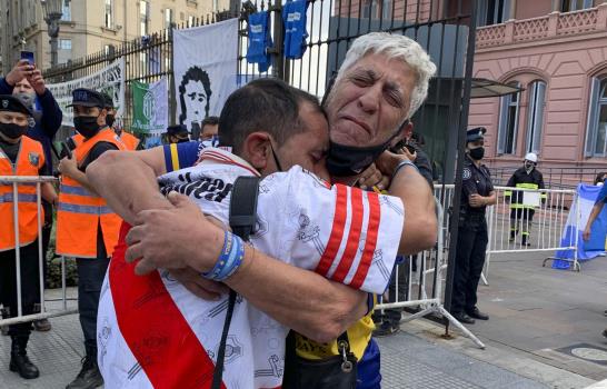 Entre desconsuelo y caos, Argentina dice adiós a Maradona