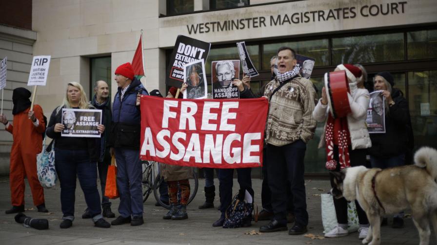 Pareja de Julian Assange pide a Trump que lo indulte Pareja de Julian Assange pide a Trump que lo indulte