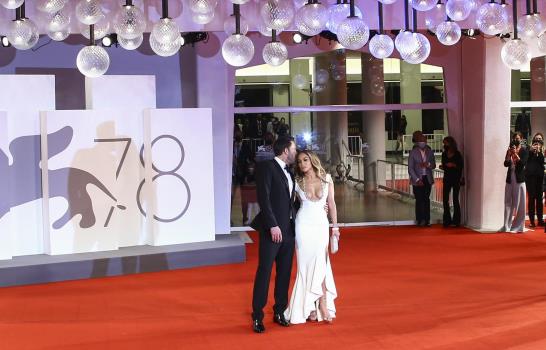 Affleck y López hacen oficial su romance en Venecia