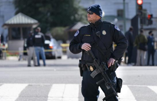 EEUU: Hombre embiste a 2 policías del Capitolio, uno muere