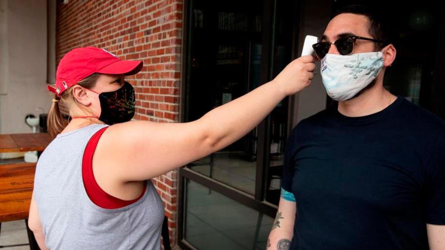 EE.UU. desacelera ritmo de contagios y fallecidos diarios por COVID-19