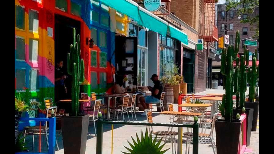 Restaurantes de Nueva York vuelven a recibir clientes en espacios interiores