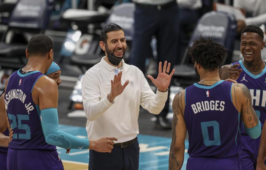NBA: Hornets extienden contrato al entrenador James Borrego