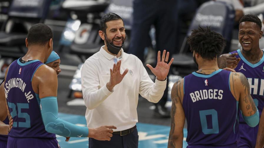 NBA: Hornets extienden contrato al entrenador James Borrego