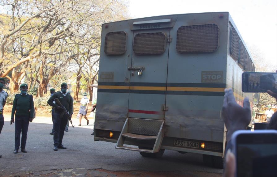 Juez ordena quitar grilletes a periodista preso en Zimbabue