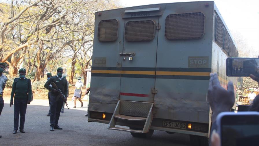 Juez ordena quitar grilletes a periodista preso en Zimbabue