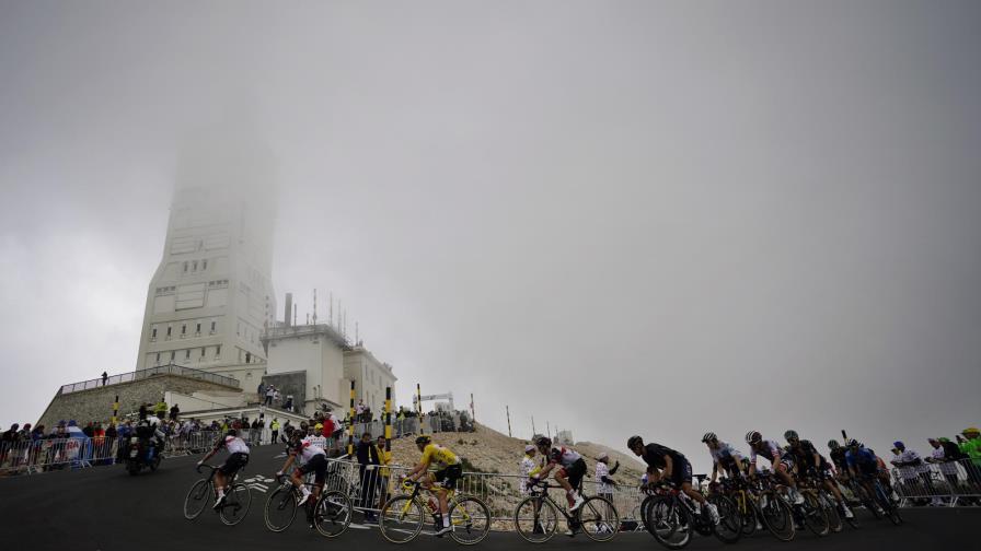 Tour: Van Aert manda en Ventoux, Pogacar sigue como líder