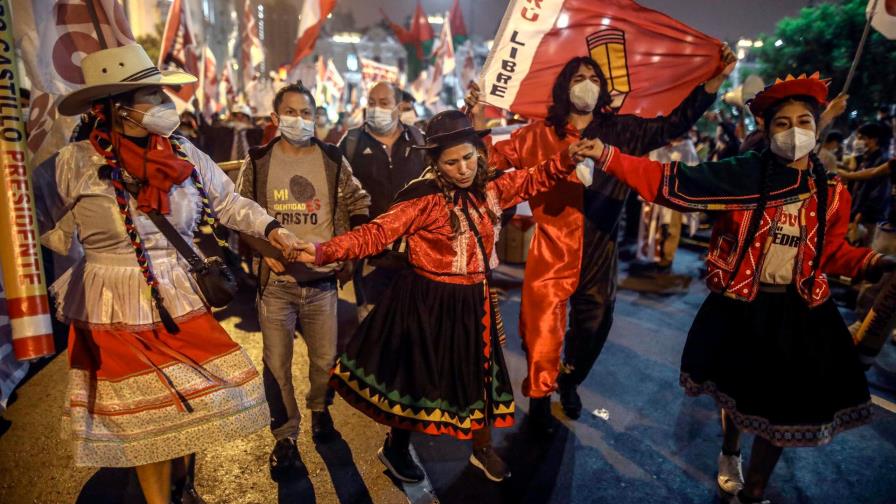 El 66 % de peruanos afirma que Pedro Castillo ganó las elecciones en Perú