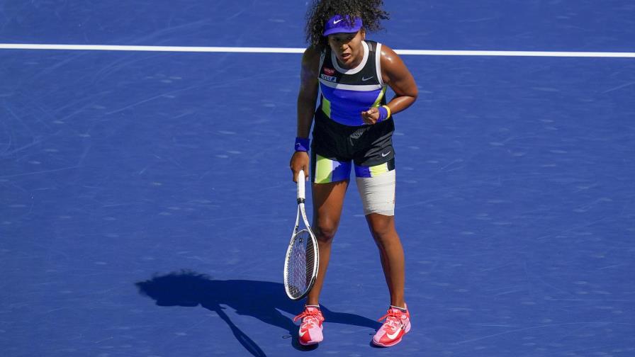 Osaka muestra su frustración, pero avanza en el US Open