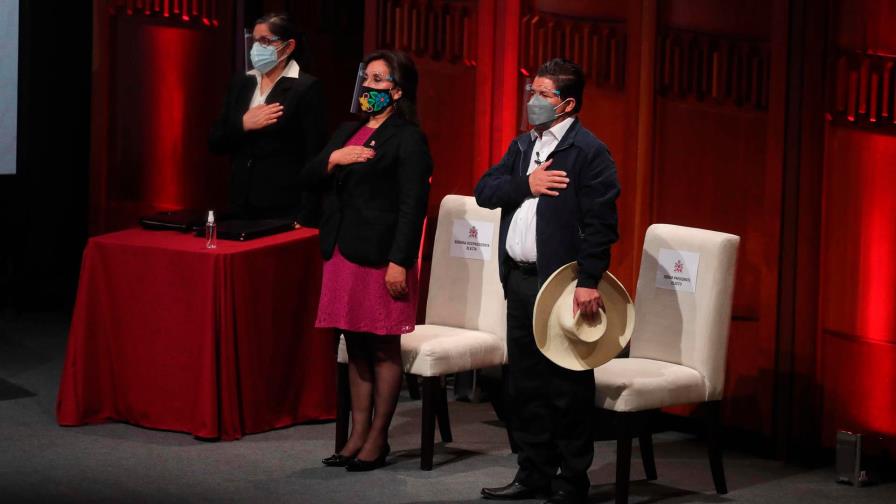 Pedro Castillo recibe las credenciales de presidente electo de Perú