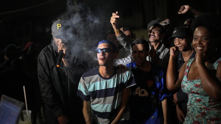 En favelas de Río, rap y desfiles marcan vuelta a normalidad