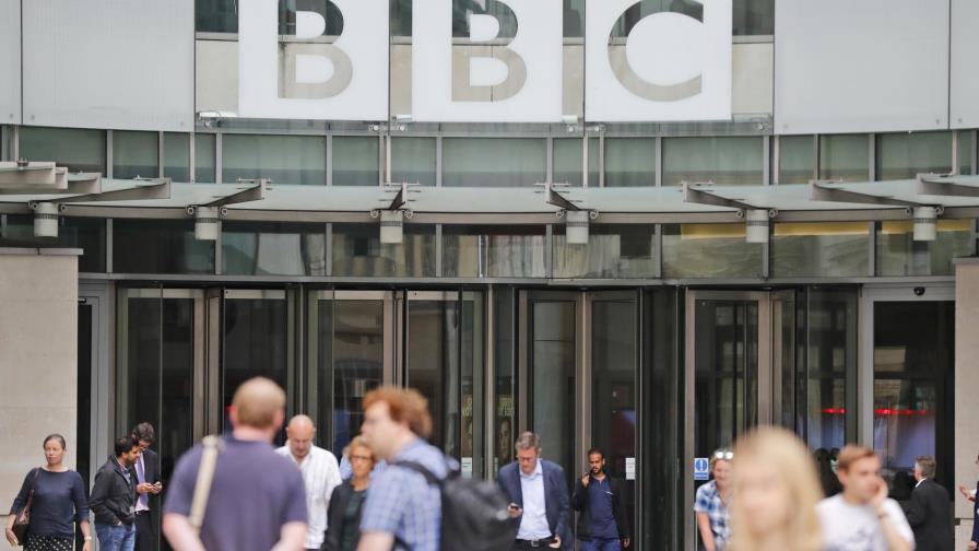 Gobierno británico estudia cambio de financiación para BBC Gobierno británico estudia cambio de financiación para BBC