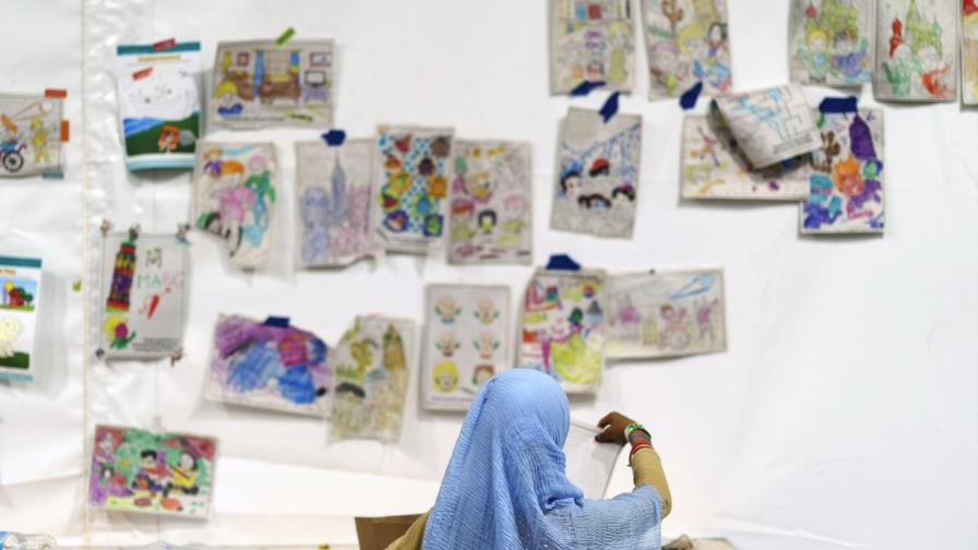 Estados Unidos muestra base militar que aloja a evacuados afganos