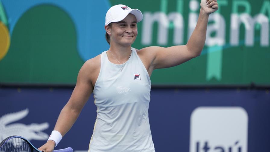Tsitsipas y Barty ganan en Miami; Halep se retira por lesión
