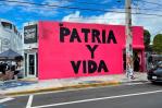 Grafitero cubano de Miami realiza un gran mural con el lema Patria y Vida Grafitero cubano de Miami realiza un gran mural con el lema Patria y Vida