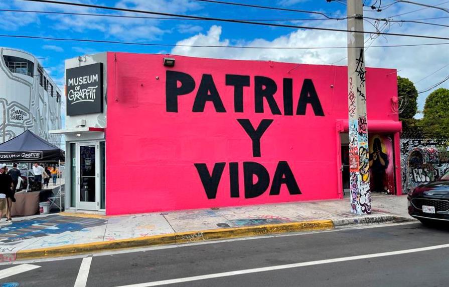 Grafitero cubano de Miami realiza un gran mural con el lema Patria y Vida