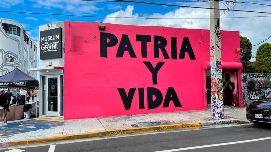Grafitero cubano de Miami realiza un gran mural con el lema Patria y Vida