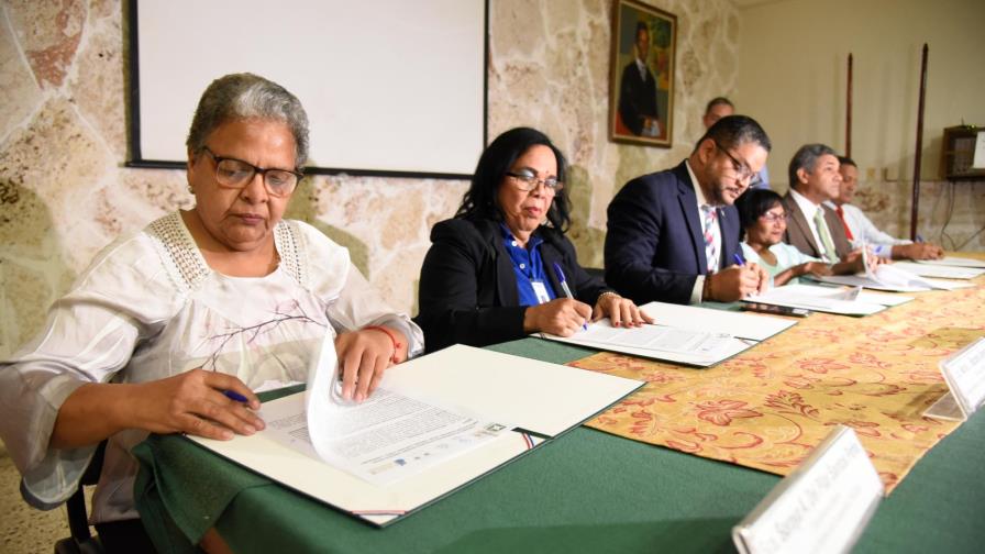 Firman convenio para promover los derechos de las personas con discapacidad