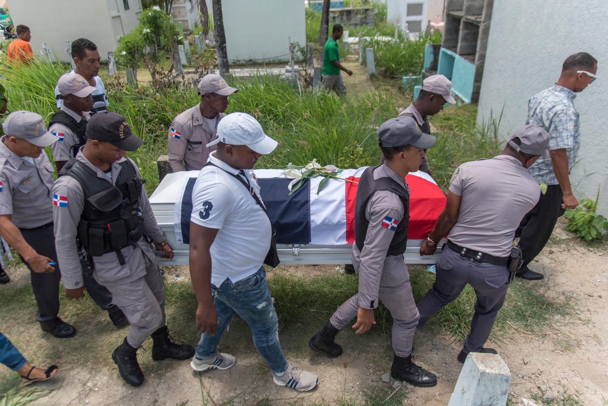 Los restos del cabo de la Policía Nacional Chistopel Turbi Ruíz, de 28 años, ultimado la noche del martes en Villa Mella para quitarle su arma de reglamento son llevados al cementerio el jueves 04 de julio de 2019.