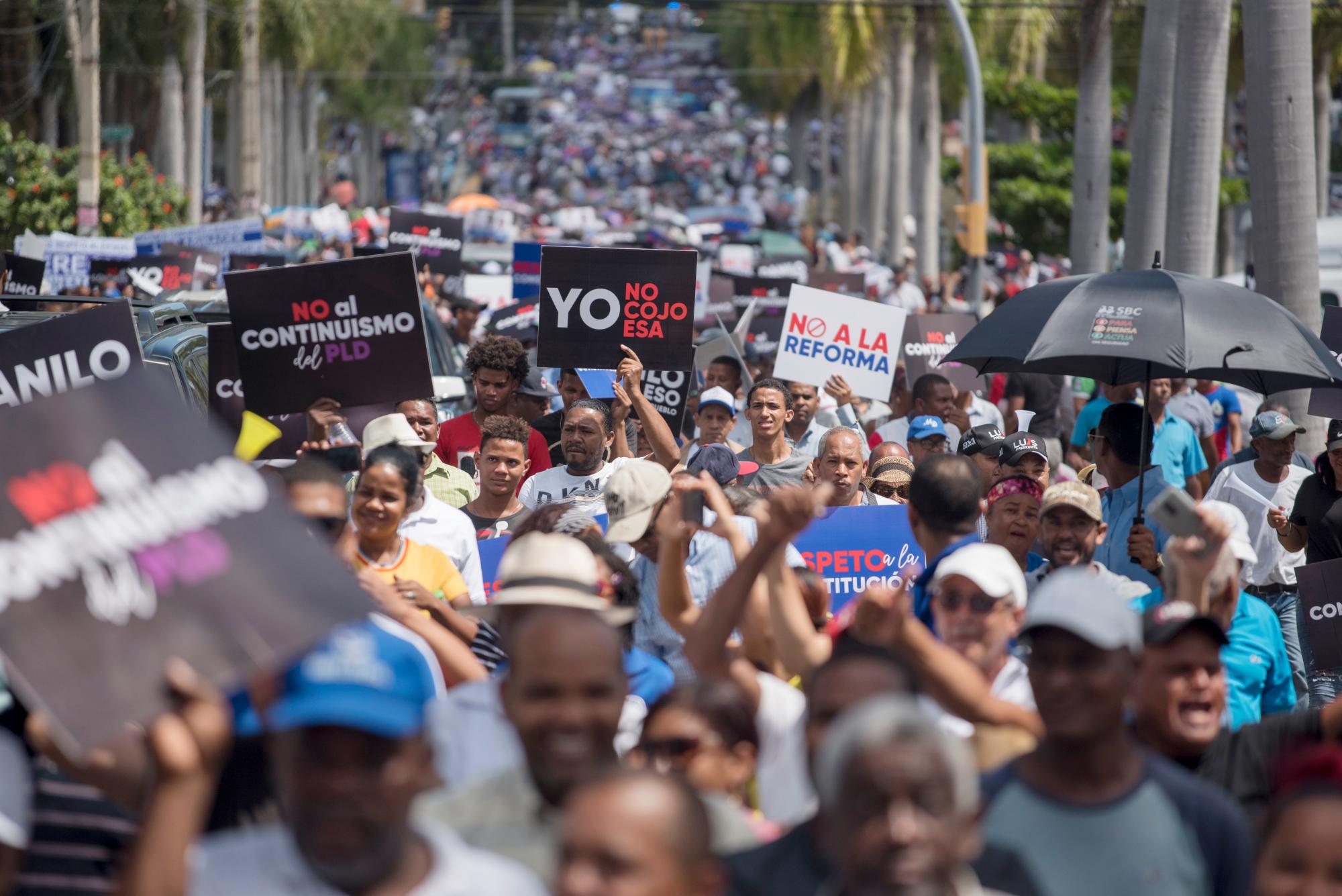 Cientos de participantes en la concentración frente al Congreso, en protesta contra una posible reforma de la Constitución el 13 de julio de 2019.