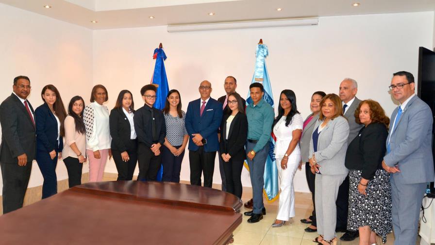 Minerd agasaja estudiantes dominicanos meritorios en Nueva York