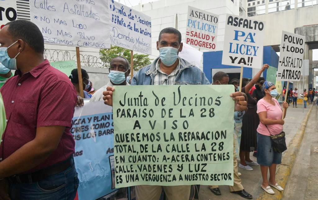 La concentración reunió a casi 300 personas frente a la estación de Metro Mamá Tingó, en Santo Domingo Norte.