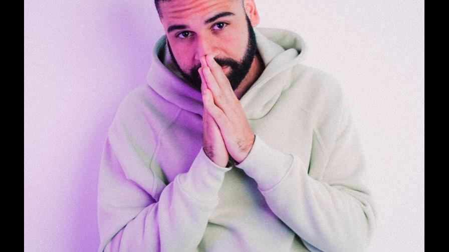 El productor musical dominicano detrás de éxitos de artistas como Akon, Gloria Trevi y Nacho