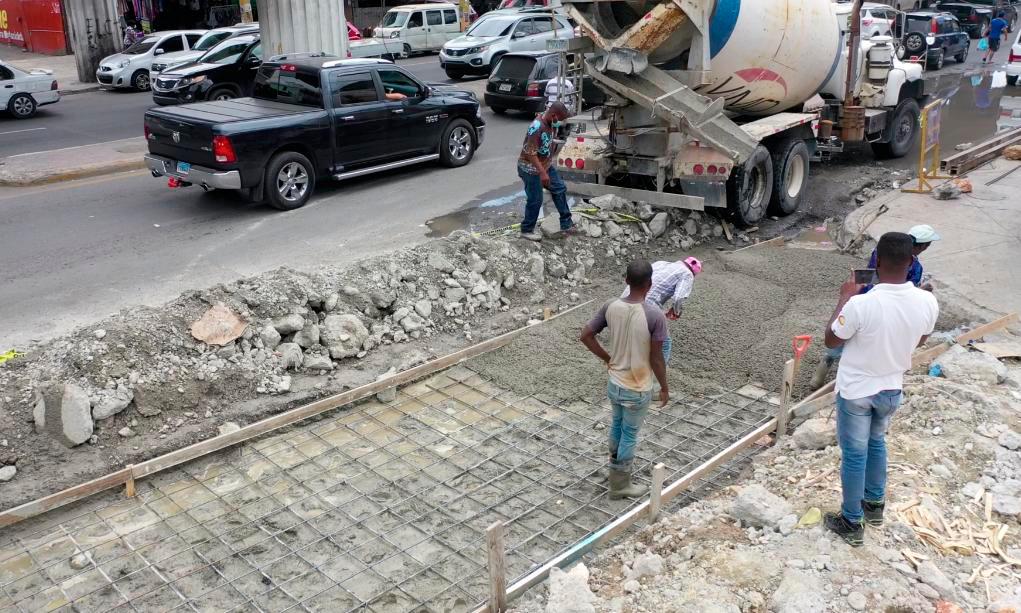 Trabajadores construyen un badén.