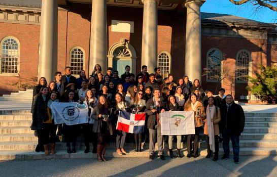 New Horizons gana el Campeonato Debate de Harvard 2020 New Horizons gana el Campeonato Debate de Harvard 2020