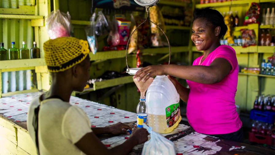 Mayoría de familias dominicanas compra en colmados y paga en efectivo