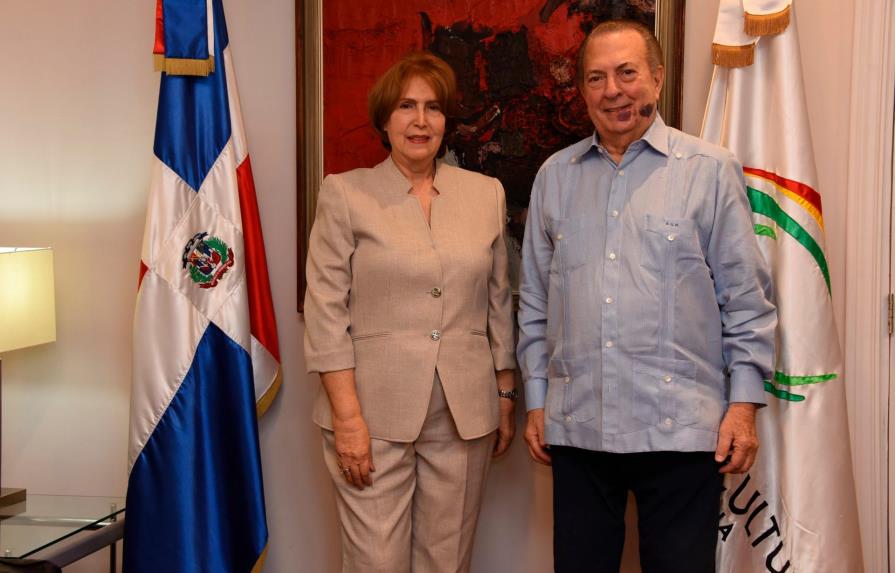 Eduardo Selman recibe en su despacho a la nueva ministra de Cultura