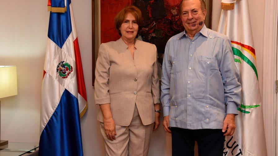 Eduardo Selman recibe en su despacho a la nueva ministra de Cultura