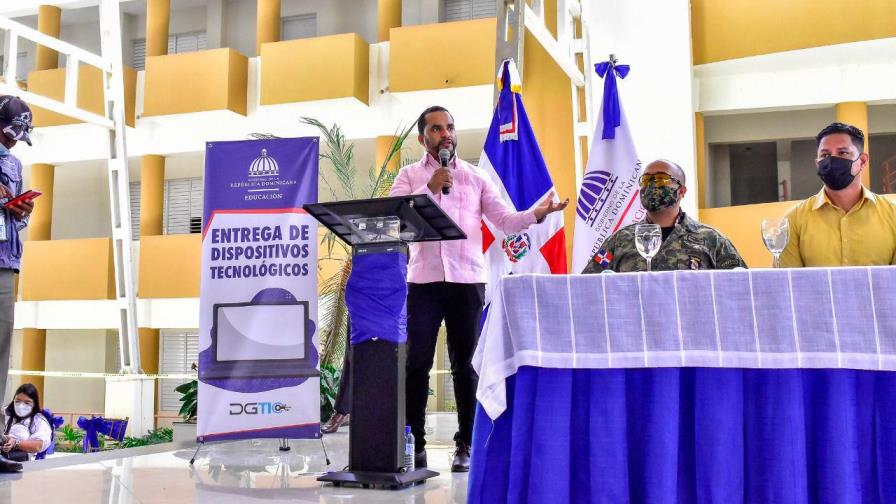 Ministerio Educación entrega en Mao 31,924 equipos tecnológicos para estudiantes