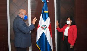 Ministro de Educación juramenta nueva directora de ARS Semma 