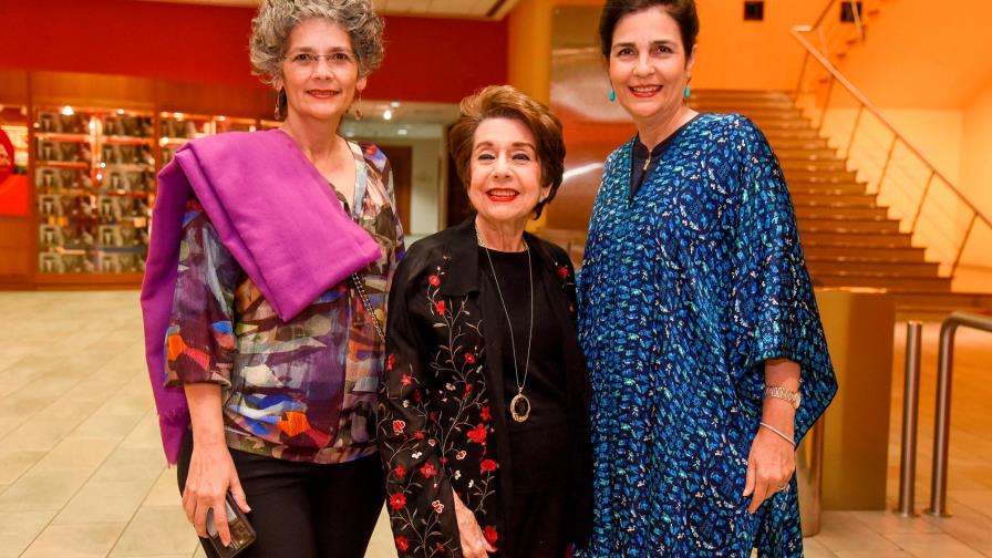 Inauguran en el Centro León exhibición “Te Veo, Me Veo”, de Lidia León