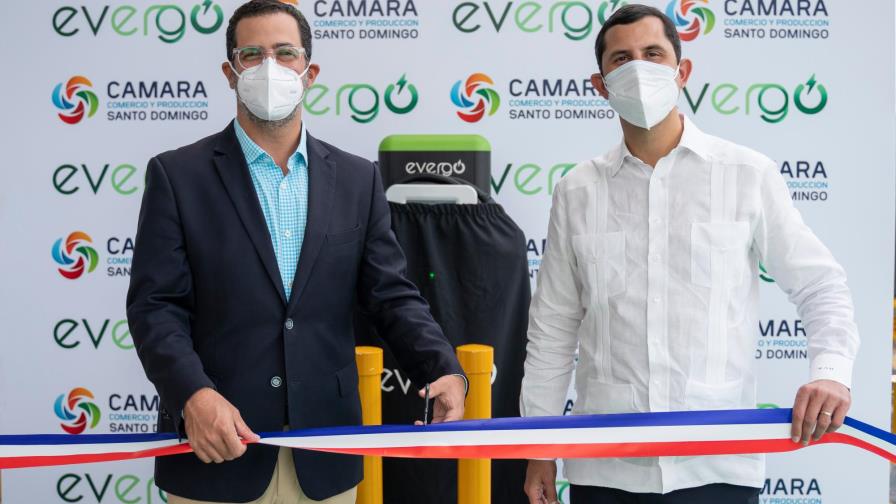 Cámara de Santo Domingo inaugura estación de carga para vehículos eléctricos 