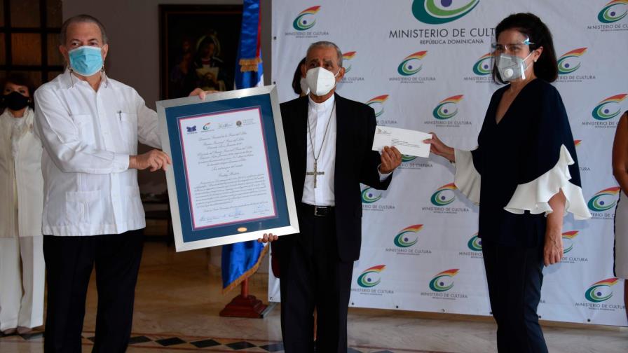 Entregan Premio Feria del Libro a monseñor Freddy Bretón Martínez  