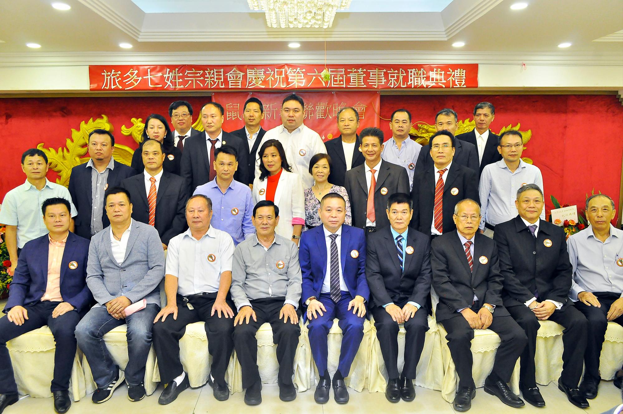 Al centro Pony Cheng presidente de la Fundacion Chasintong con la nueva directiva.