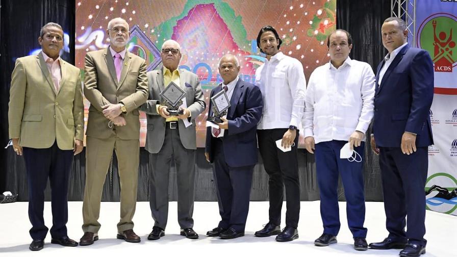 El nadador Josué Domínguez fue el Atleta del Año de Santiago