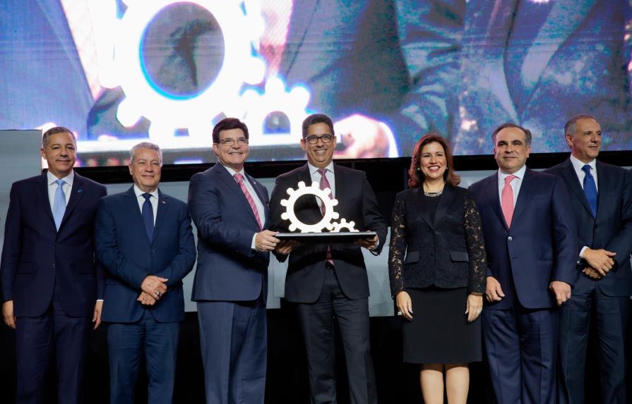Casa Brugal recibe el primer Galardón Nacional a la Industria Dominicana