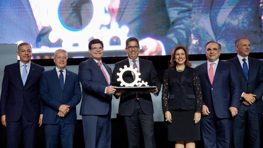 Casa Brugal recibe el primer Galardón Nacional a la Industria Dominicana