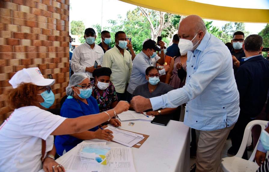 Ministro de Educación llama a sureños a vacunarse para “derrotar el coronavirus”