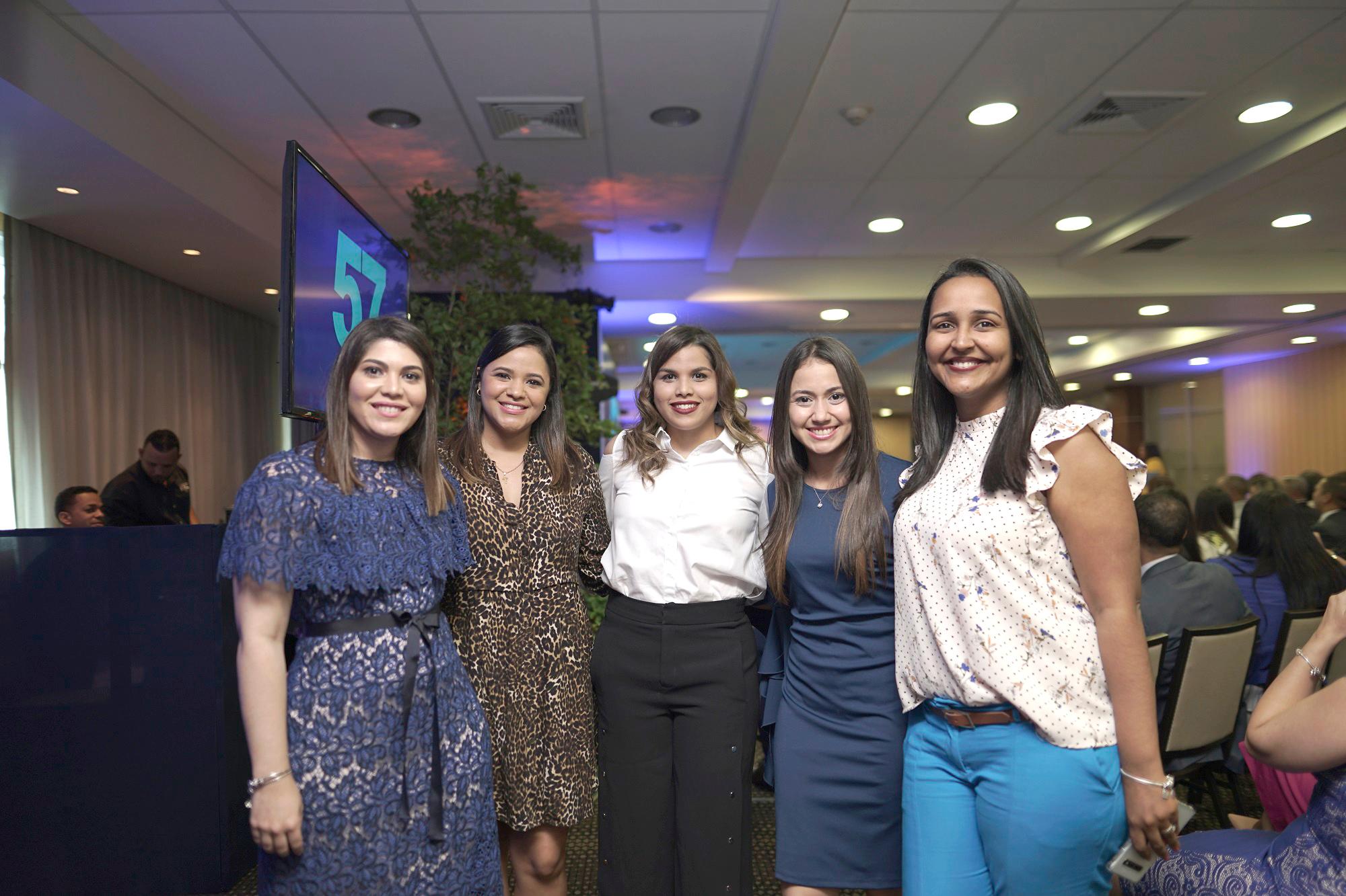 Stephanie Villanueva, Jennifer Ortiz, Melissa Tapia, Kauli Santana y Carolina Matos.