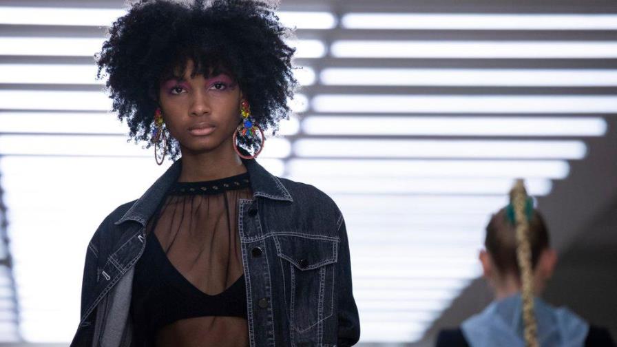 ¡Llegó LFW! Comienza la extravaganza... y las protestas