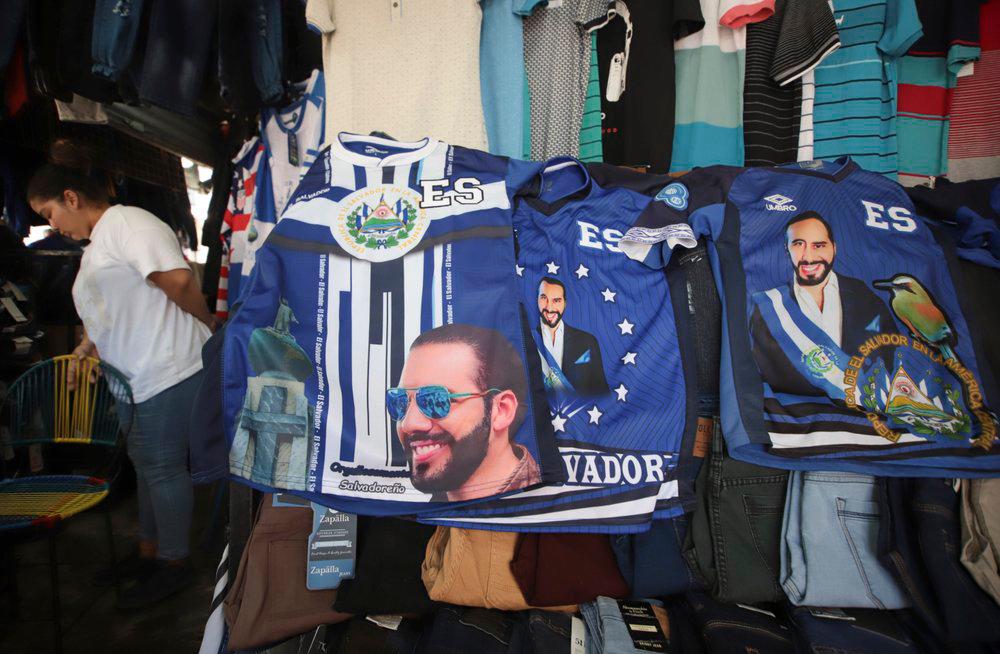 Playeras con la imagen del presidente Nayib Bukele se venden en las calles de San Salvador, el lunes 10 de febrero de 2020. La presidencia salvadoreña anunció el martes 11 de febrero de 2020 que acatará una orden de la Corte Suprema para dejar de presionar a los diputados de su país para que le avalen un millonario préstamo para combatir la delincuencia.