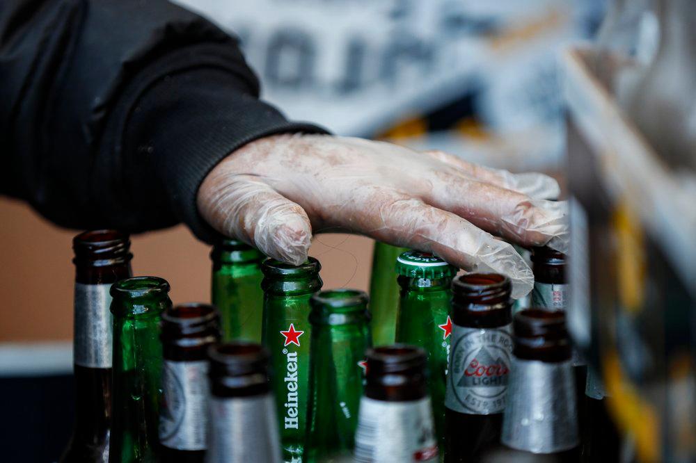 Josefa Teco organiza botellas en Sure We Can, un centro de recepción sin ánimo de lucro en Brooklyn, el jueves 27 de febrero de 2020, en Nueva York.
